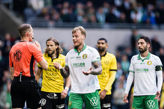 Hammarbys Victor Eriksson och Nahir Besara med domare Oscar Johnson