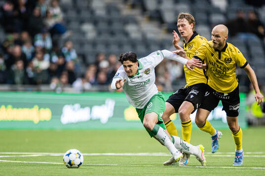 Hammarbys Adrian Lahdo i kamp med Mjällbys Elliot Stroud och Viktor Gustafson