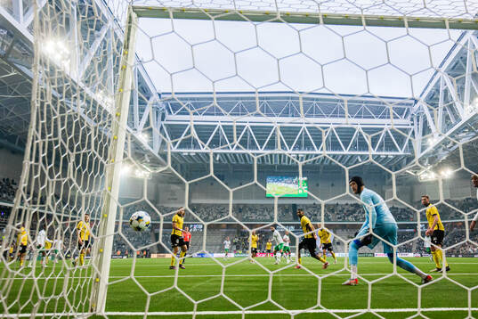 Hammarbys Nahir Besara med en skott i stolpen bakom Mjällbys målvakt Noel Törnqvist