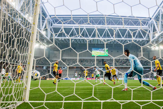 Hammarbys Nahir Besara med en skott i stolpen bakom Mjällbys målvakt Noel Törnqvist