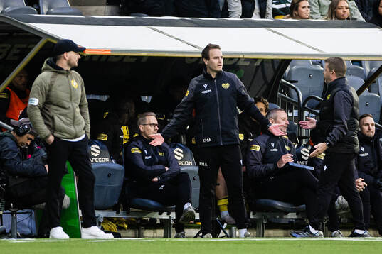 Hammarbys tränare Kim Hellberg och Mjällbys assisterande tränare Karl Marius Aksum fotbollsmatchen i Allsvenskan mellan Hammarby och Mjällby den 22 maj 2025 i Stockholm. 