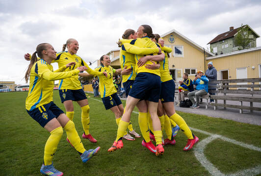 Sveriges Fanny Peterson, Stina Myrén, Ebba Hertzell, Lillian Häggkvist och Lovisa Breland jublar efter 1-0