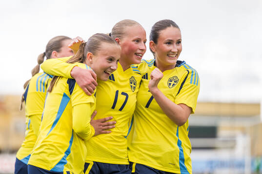 Sveriges Fanny Peterson, Stina Myrén och Alice Rådsjö jublar efter 3-1