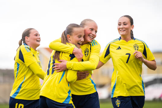 Sveriges Stina Myrén (mitten) jublar med Fanny Peterson och Alice Rådsjö efter att hon gjort 3-1