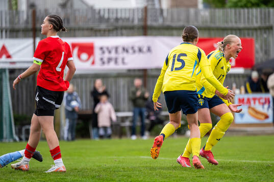 Sveriges Stina Myrén jublar efter att hon gjort 3-1