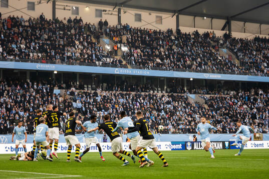 Malmö FFs Anders Christiansen slår en frispark