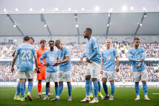 Malmö FFs Lasse Berg Johnsen, målvakt Melker Ellborg, Taha Ali, Hugo Bolin, Isaac Kiese Thelin, Otto Rosengren och Gabriel Busanello