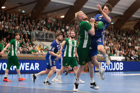 Hammarbys Richard Lindström och Ystad IFs Oskar Joelsson