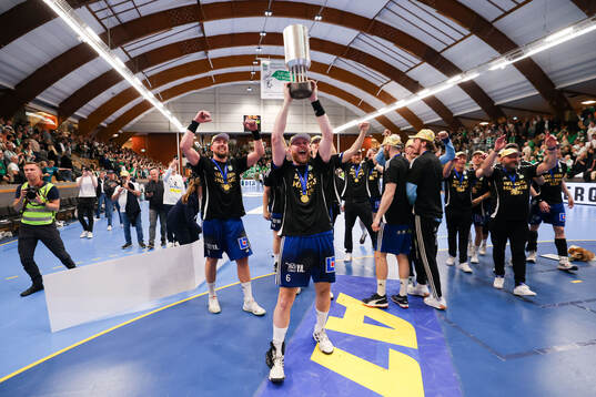 Ystad IFs Jakob Nygren jublar med pokalen