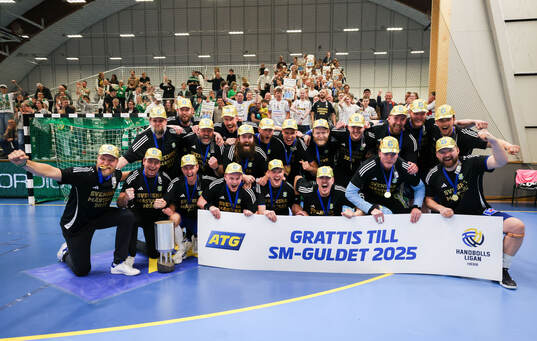 Ystad IFs spelare jublar med pokalen