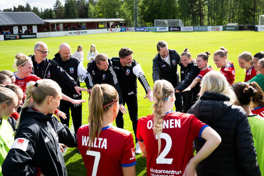 Vittsjös spelare och tränare jublar