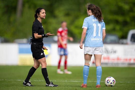Domare Maral Mirzai och Malmö FFs Matilda Kristell