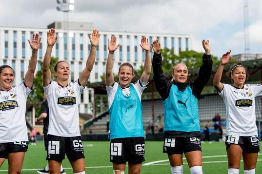 Häckens spelare jublar