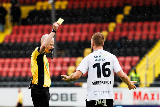 Domare Pontus Olofsson och Örebros Hampus Söderström
