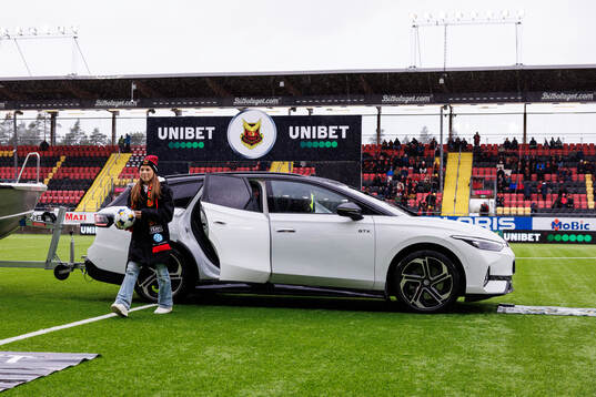 Ett fans lämnar matchbollen