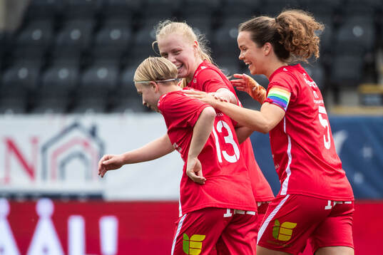 KIF Örebros Emilia Jägestedt Widstrand jublar med Julia Walentowicz efter 2-0