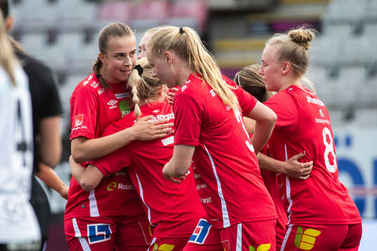KIF Örebros Helene Gross-Benberg jublar med lagkamrater efter 1-0