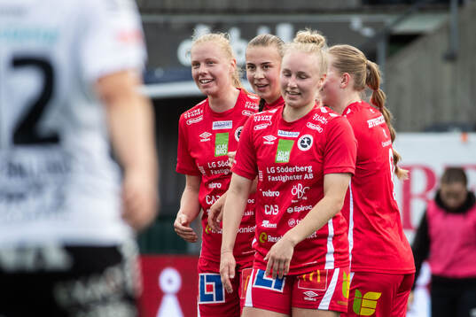KIF Örebros Helene Gross-Benberg jublar efter 1-0
