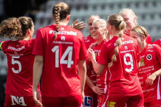KIF Örebros Ida Björnberg jublar med lagkamrater efter 3-0