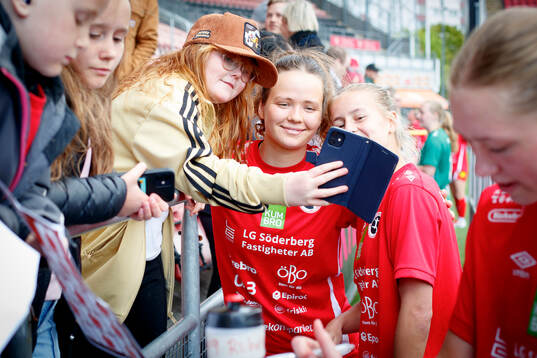 Fans tar selfie med KIF Örebros Julia Walentowicz