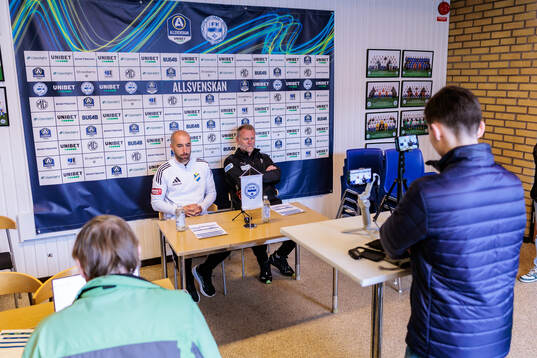 Östers tränare Martin Foyston och Värnamos tränare Arne Sandstö på presskonferens