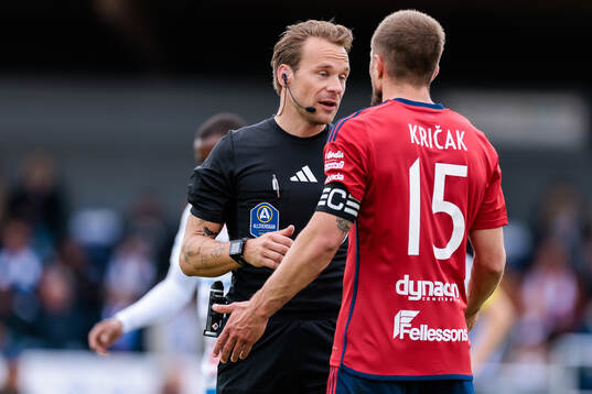 Domare Kristoffer Karlsson pratar med Östers Ivan Kricak