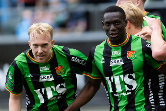 GAIS Ibrahim Diabate jublar ihop med Robin Wendin Thomasson efter 2-1