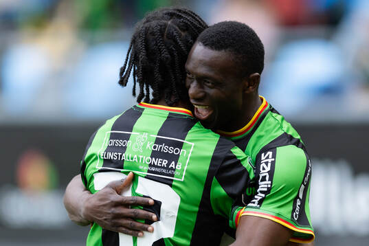 GAIS Ibrahim Diabate jublar ihop med Harun Ibrahim efter 2-1