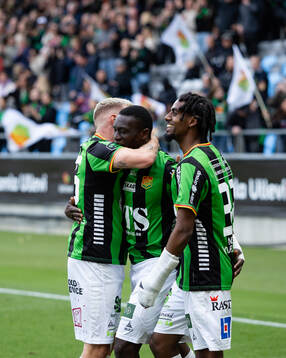 GAIS Ibrahim Diabate jublar ihop med Jonas Lindberg och Harun Ibrahim efter 2-1