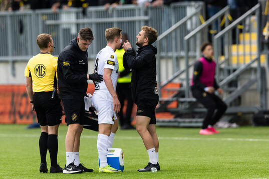 AIKs Johan Hove vårdas på planen