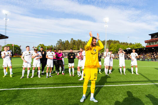 AIKs spelare med målvakt Kristoffer Nordfeldt tackar publiken