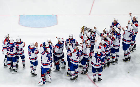 Players of USA celebrate with the winner’s trophy