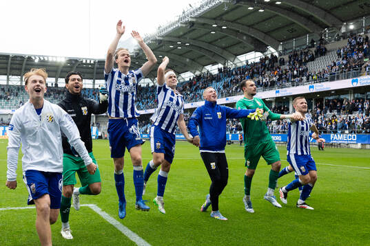 IFK Göteborgs spelare jublar