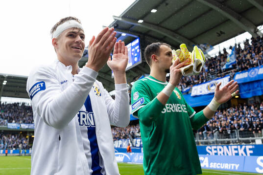 IFK Göteborgs Felix Eriksson och målvakt Elis Bishesari jublar