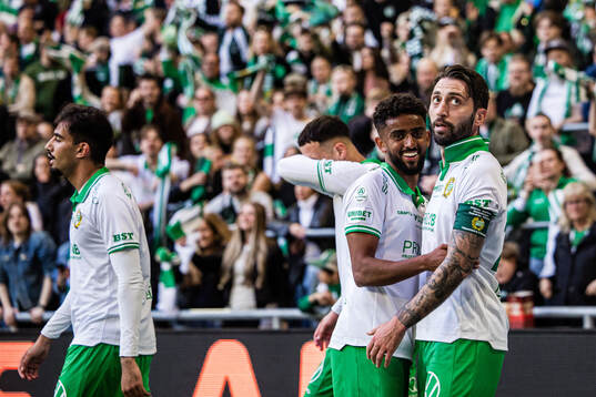 Hammarbys Nahir Besara jublar med Tesfaldet Tekie efter 1-0