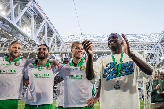 Hammarbys Simon Strand, Nahir Besara, Victor Eriksson och fd spelaren Bazoumana Touré jublar