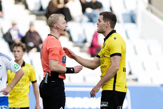 Domare Adam Ladebäck och Mjällbys Jacob Bergström