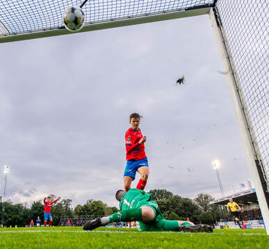 Helsingborgs Adrian Svanbäck gör ett bortdömt mål mot