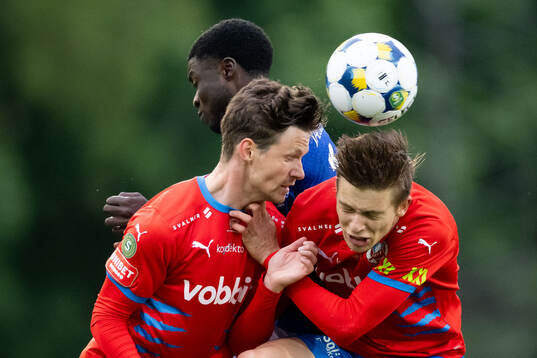 Helsingborgs Max Svensson och Adrian Svanbäck mot Trelleborgs Emmanuel Godwin