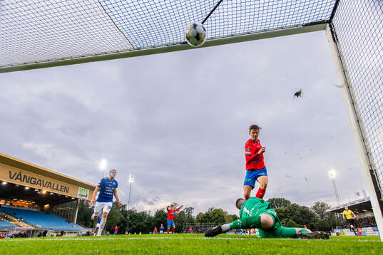 Helsingborgs Adrian Svanbäck gör ett bortdömt mål mot Trelleborgs målvakt Andreas Larsen