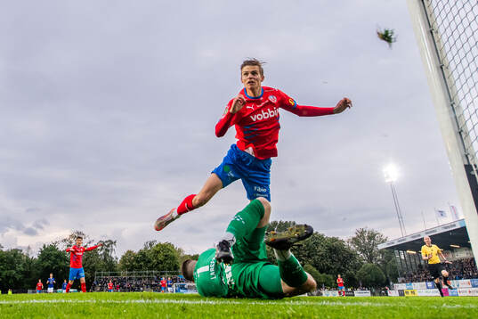 Helsingborgs Adrian Svanbäck gör ett bortdömt mål mot Trelleborgs målvakt Andreas Larsen