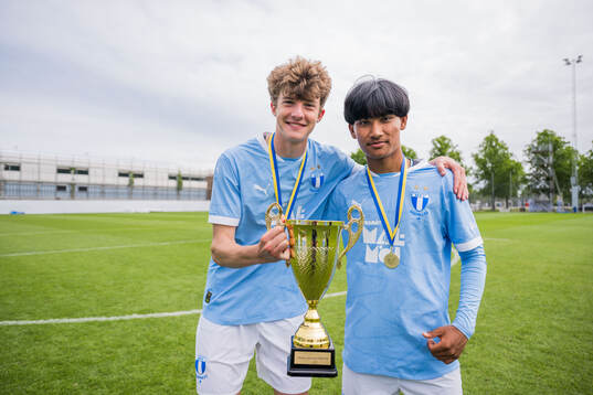 Malmö FFs Finlay Neat och Sashwat Rana jublar