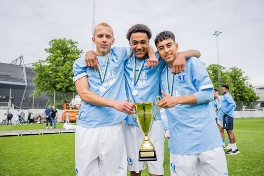 Malmö FFs Alexander Olsson, Theodor Lundbergh och James Policarpio jublar