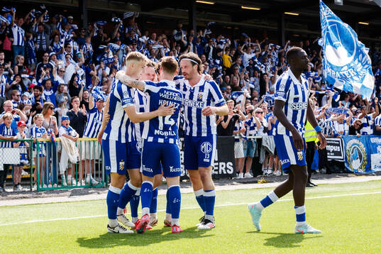 IFK Göteborgs Kolbeinn Thordarson jublar med lagkamrater efter 0-2