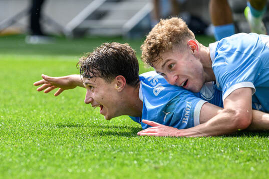 Malmö FFs Kenan Busuladzic och Hugo Bolin jublar efter 2-0