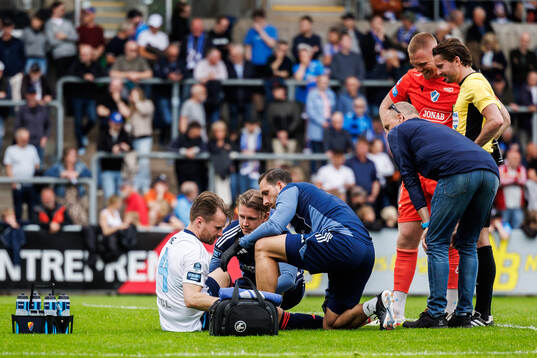Djurgårdens Jacob Une får vård