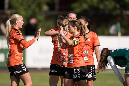 Kristianstads Beata Olsson and Emma Petrovic jublar