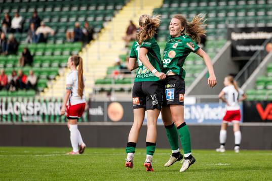 Varbergs Mollie Josefsson och Maja Klasson jublar