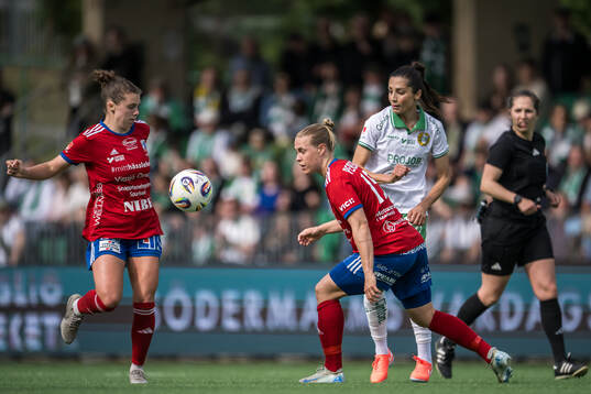 Hammarbys Nadia Nadim i en kamp mot Vittsjös Nellie Persson