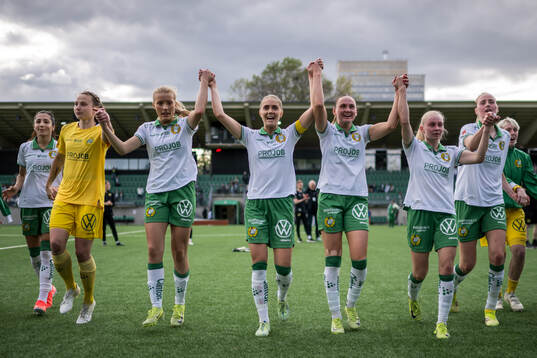 Hammarbys målvakt Anna Tamminen , Smilla Holmberg , Alice